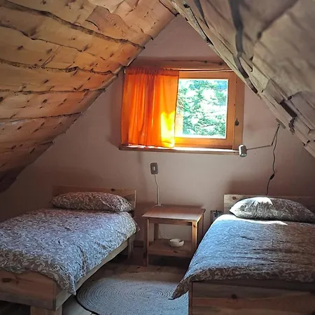 Vegetarian Forest Escape - Hiska Na Soncu Dağ evi *