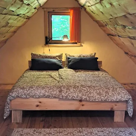 Vegetarian Forest Escape - Hiska Na Soncu Dağ evi